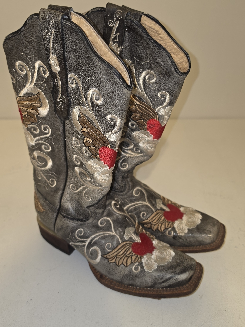 Rancho Semental boots with embroidered red hearts, wings and floral swirls
